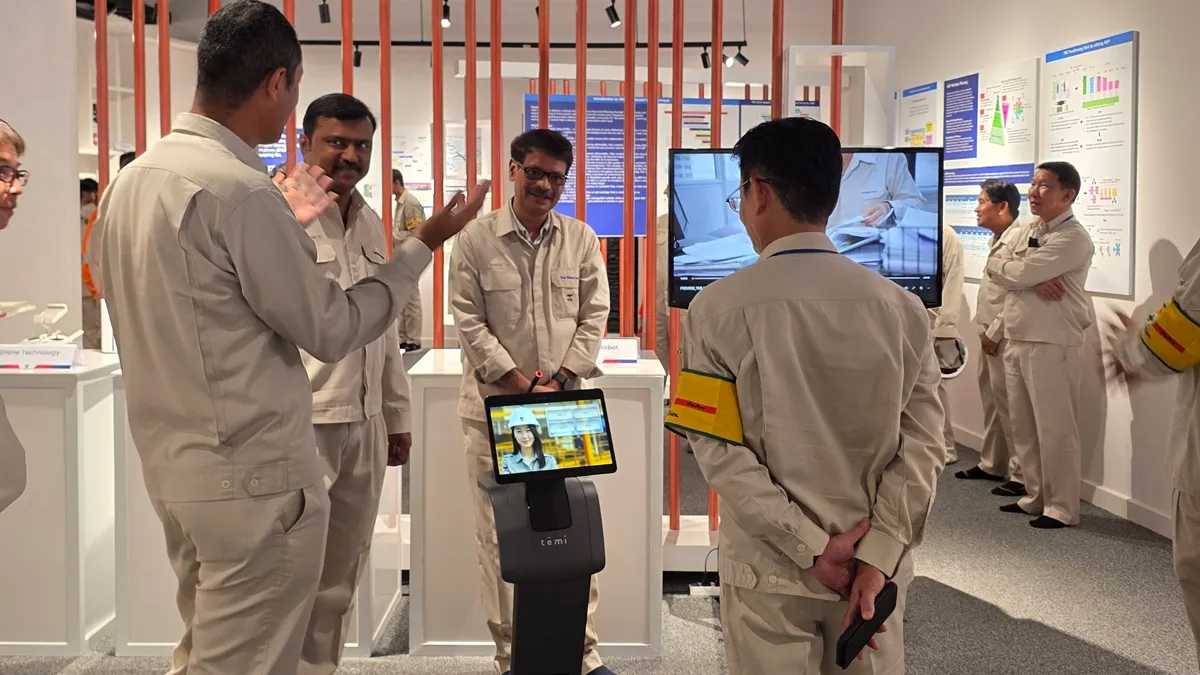 หุ่นยนต์ต้อนรับ หุ่นยนต์มัคคุเทศน์ หุ่นยนต์ไกด์ หุ่นยนต์นำทาง พาคนไปยังสถานที่ต่างๆ พูดคุย ตอบคำถามได้อย่างเป็นธรรมชาติ