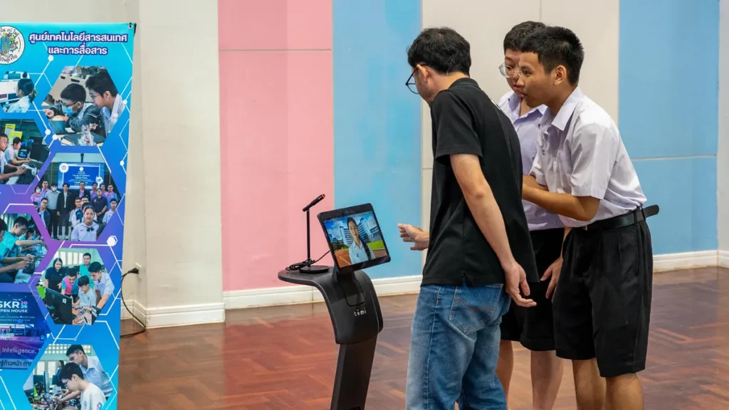 นักเรียนคุยกับหุ่นยนต์ ที่มี Conversation AI ที่มีโมเดล LLM, หุ่นยนต์ต้อนรับ ในงาน หรือนิทรรศการต่างๆ